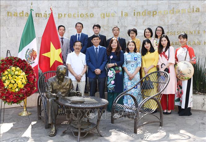 Vietnamese Embassy in Mexico offers flowers to tribute to President Ho Chi Minh